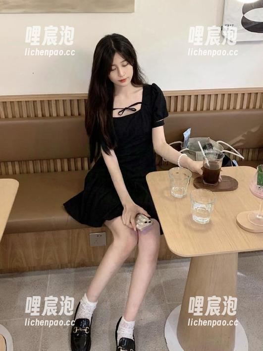 吾爱吃瓜 登录“吾爱吃瓜”视频栏目,我才明白,原来吃瓜不仅是口头上的,还得靠脑补。