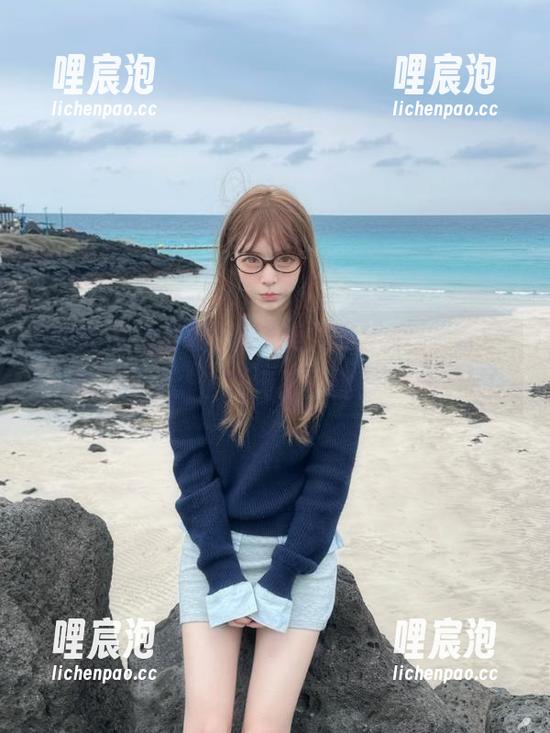 观看“美女黑料网”，即使黑料如海，也难掩那份迷人的光芒…