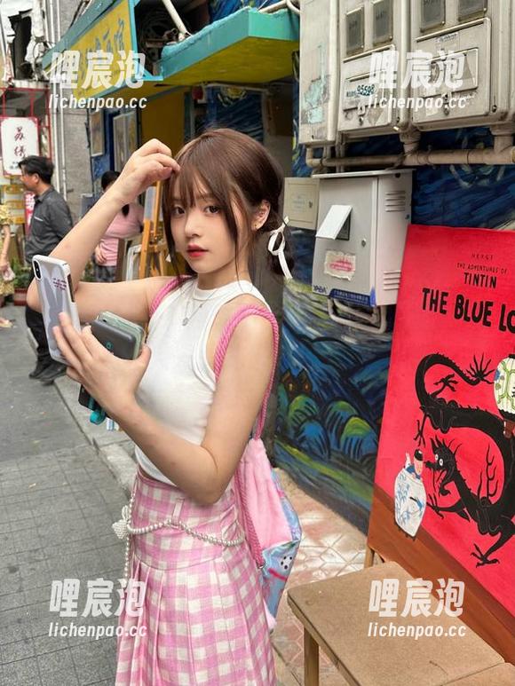 黑料网首页的瓜就像那绝壁天坑，让人一头扎进去又爬不出来